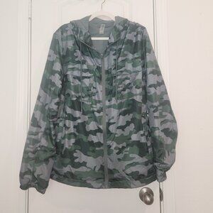 DIP Men’s Windbreaker Rain Jacket – Green Camo, Hooded, Active Athletic (L)